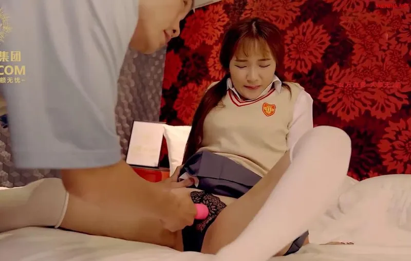 Em gái nhỏ dùng thân trả nợ cho bố vay tiền bọn xã hội đen