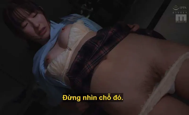 Sếp lớn đang mưu tính "xử đẹp" cô em dưới quyền kiêu kỳ lười nhác, suốt ngày chỉ chăm chăm tán gẫu với người yêu qua tin nhắn.